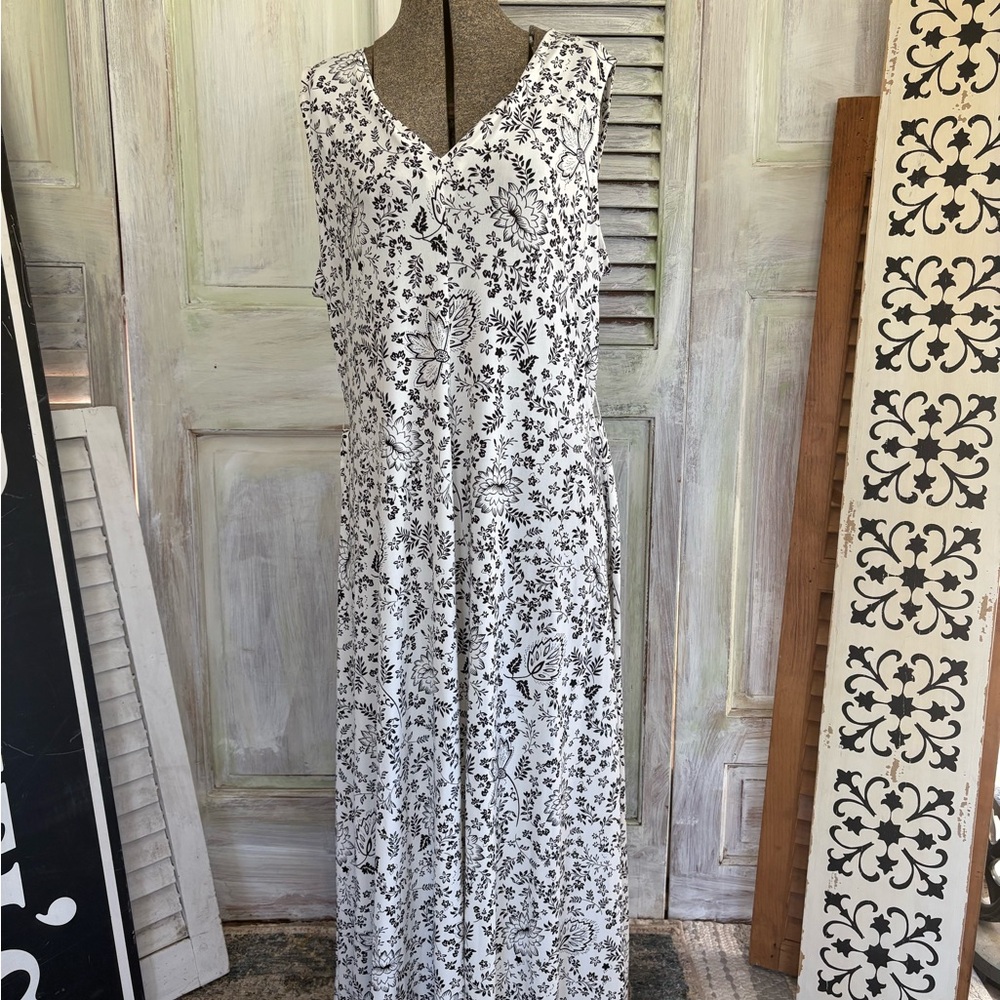 Vince Camuto Black & White Floral V-Neck Maxi Dress